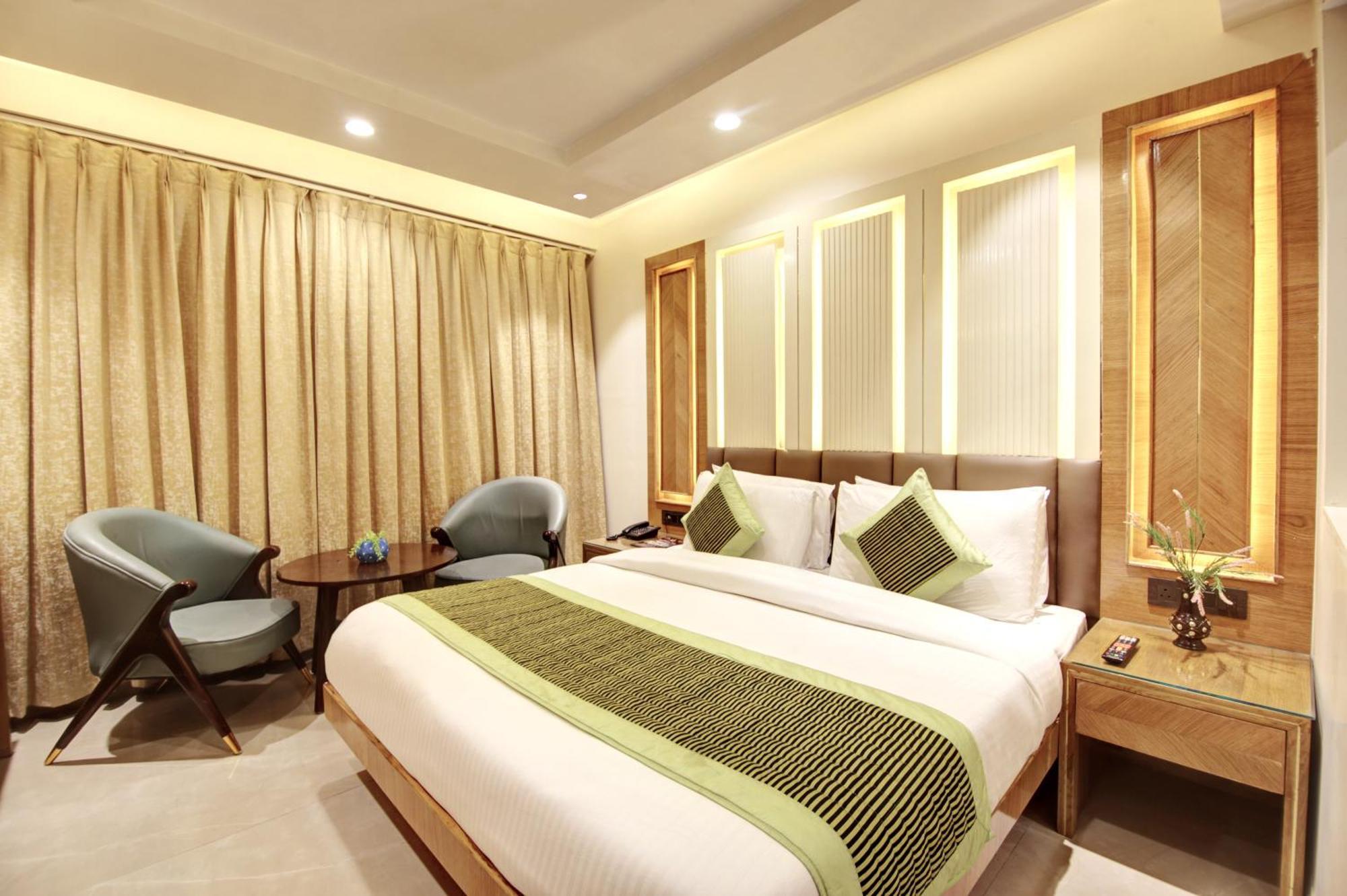 Hotel Krishna Plaza 'New Delhi' - By M S Hospitality ภายนอก รูปภาพ