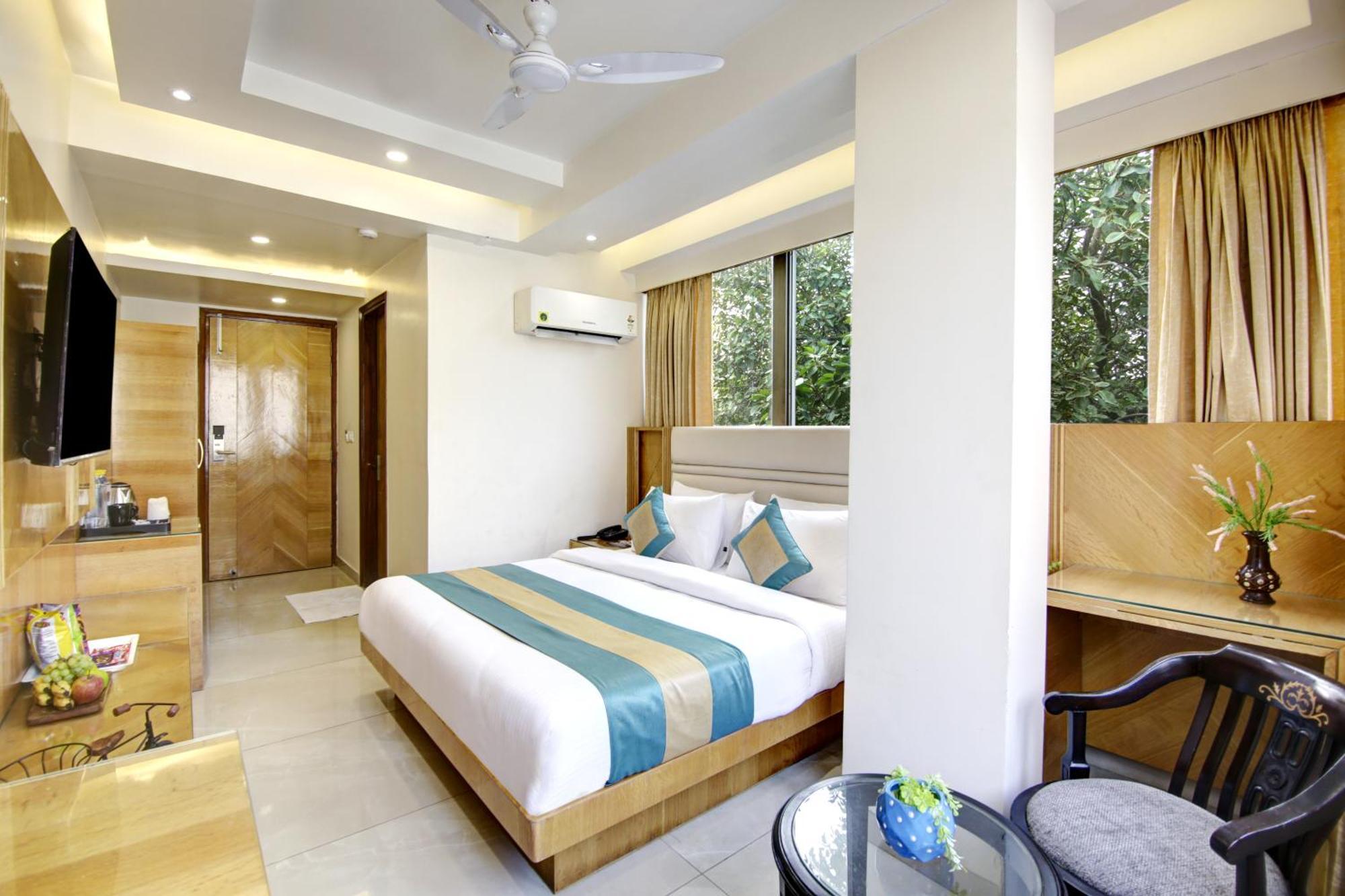 Hotel Krishna Plaza 'New Delhi' - By M S Hospitality ภายนอก รูปภาพ