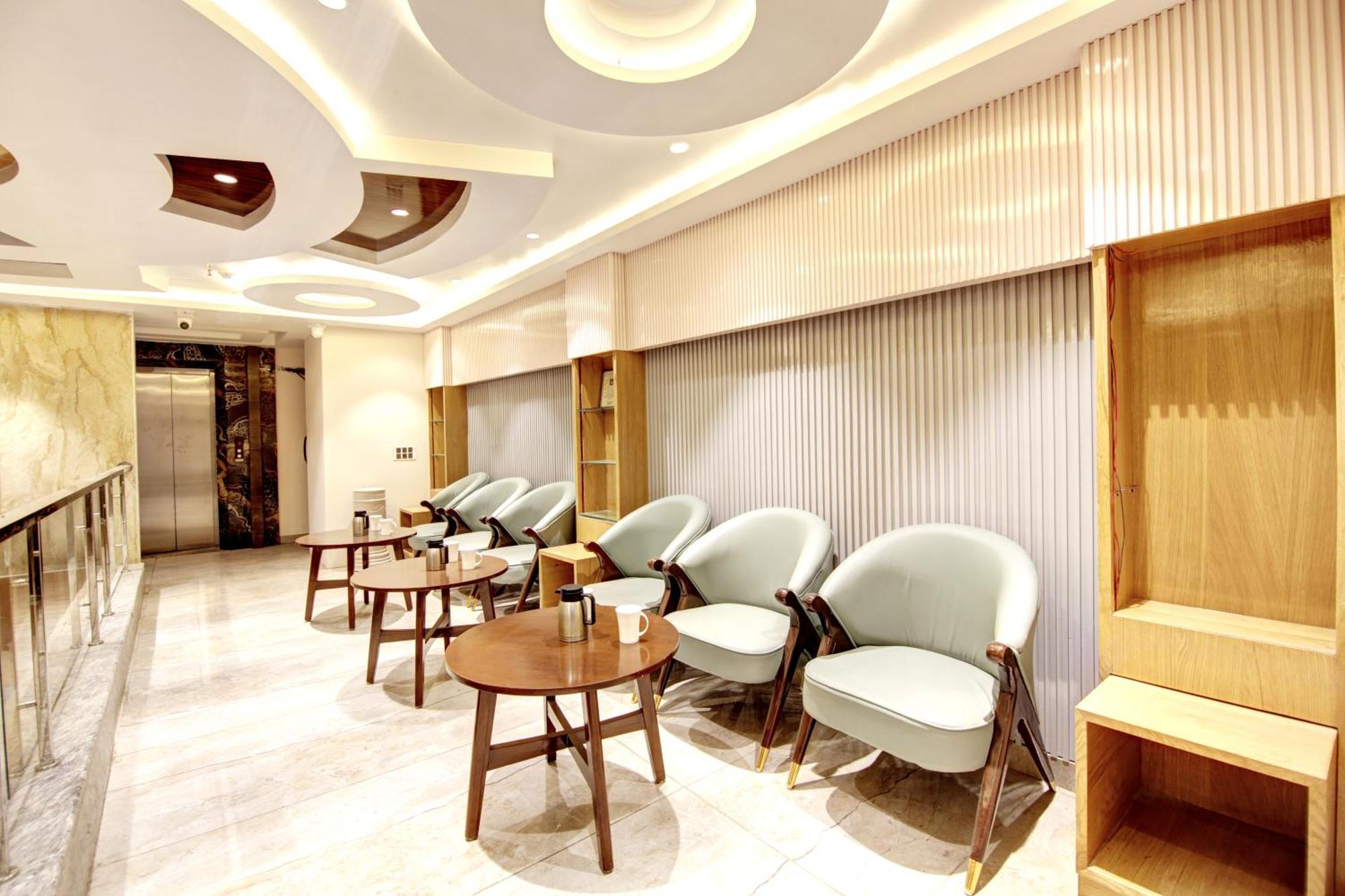 Hotel Krishna Plaza 'New Delhi' - By M S Hospitality ภายนอก รูปภาพ