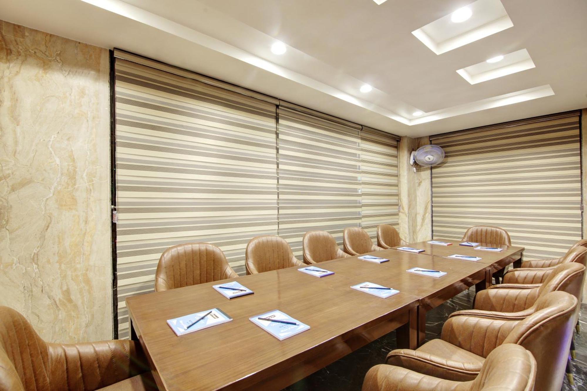Hotel Krishna Plaza 'New Delhi' - By M S Hospitality ภายนอก รูปภาพ