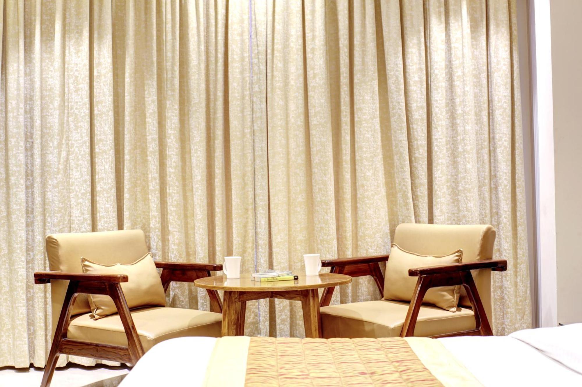 Hotel Krishna Plaza 'New Delhi' - By M S Hospitality ภายนอก รูปภาพ