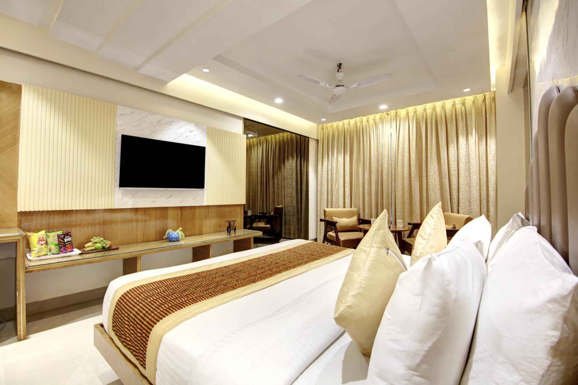 Hotel Krishna Plaza 'New Delhi' - By M S Hospitality ภายนอก รูปภาพ