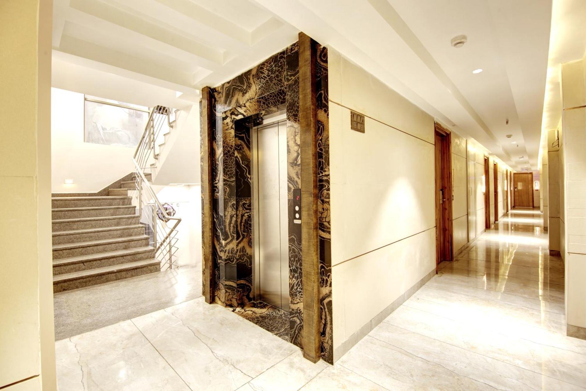 Hotel Krishna Plaza 'New Delhi' - By M S Hospitality ภายนอก รูปภาพ