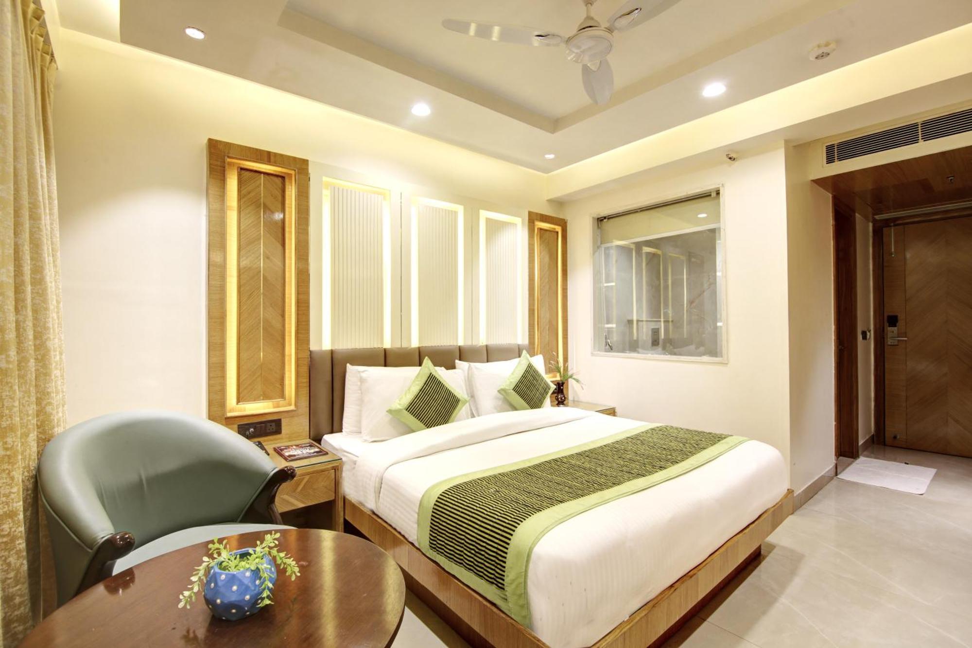 Hotel Krishna Plaza 'New Delhi' - By M S Hospitality ภายนอก รูปภาพ