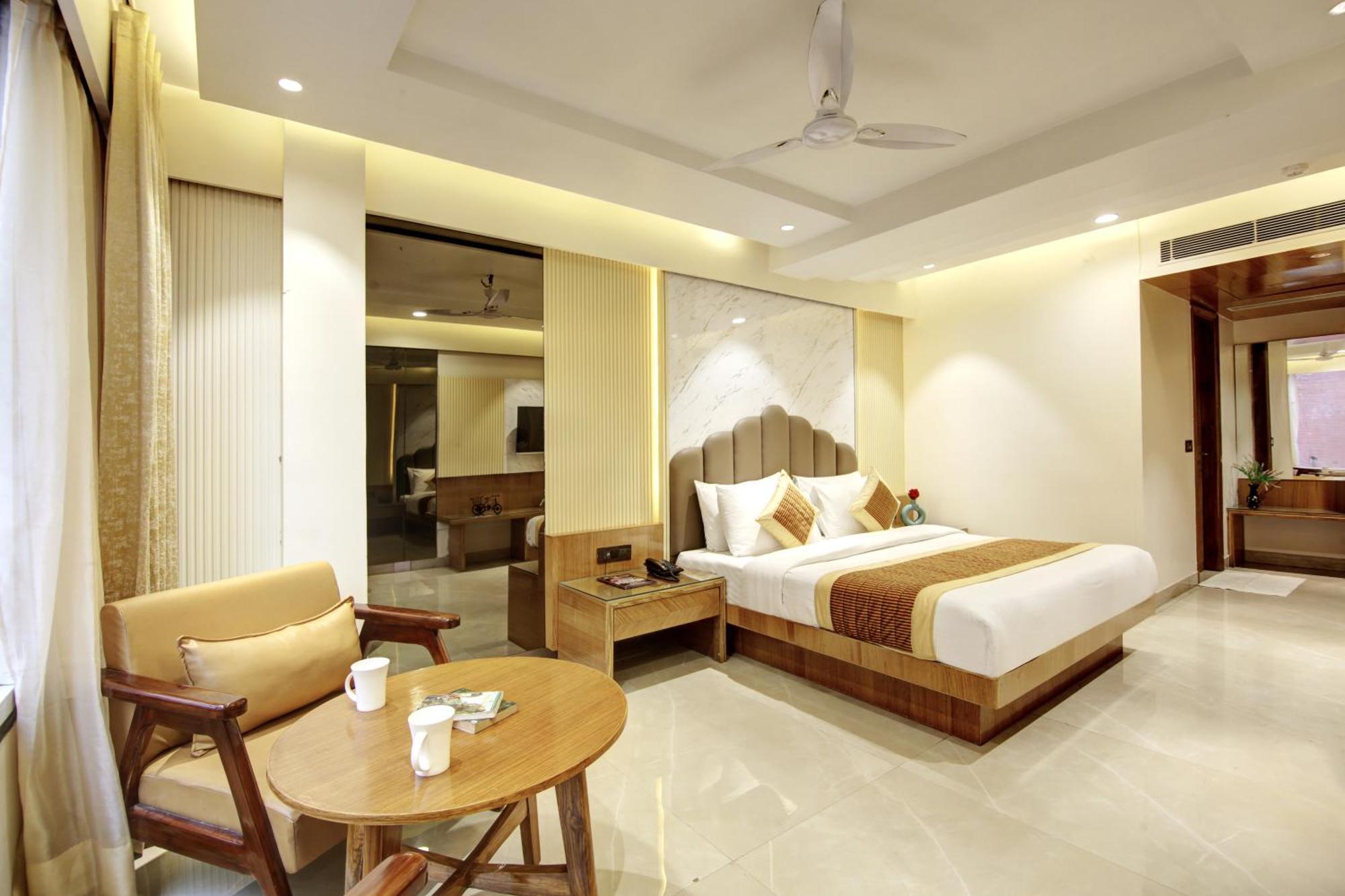 Hotel Krishna Plaza 'New Delhi' - By M S Hospitality ภายนอก รูปภาพ