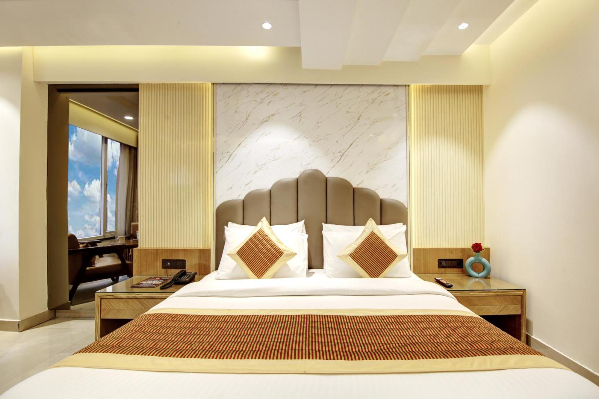 Hotel Krishna Plaza 'New Delhi' - By M S Hospitality ภายนอก รูปภาพ