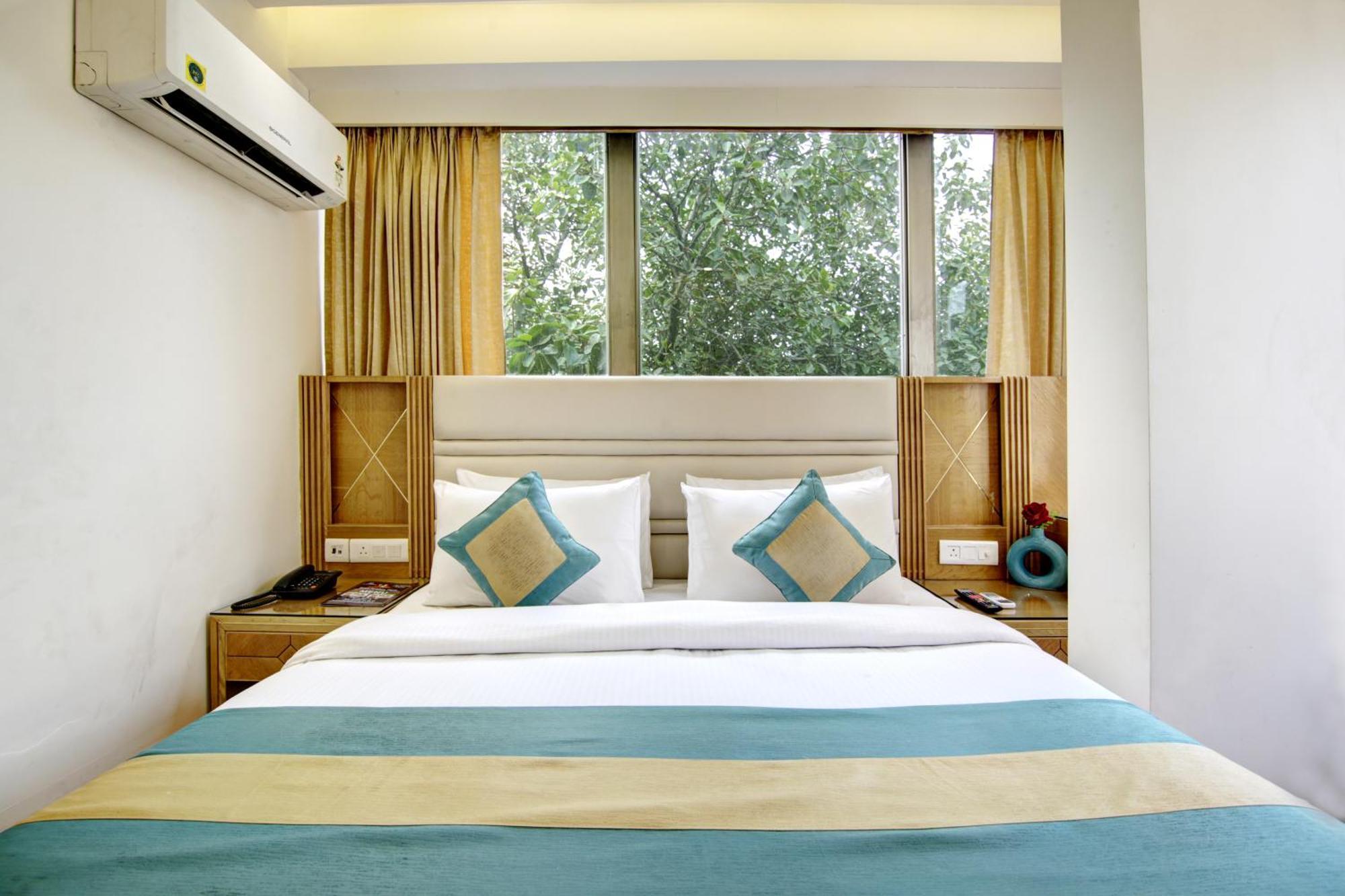 Hotel Krishna Plaza 'New Delhi' - By M S Hospitality ภายนอก รูปภาพ