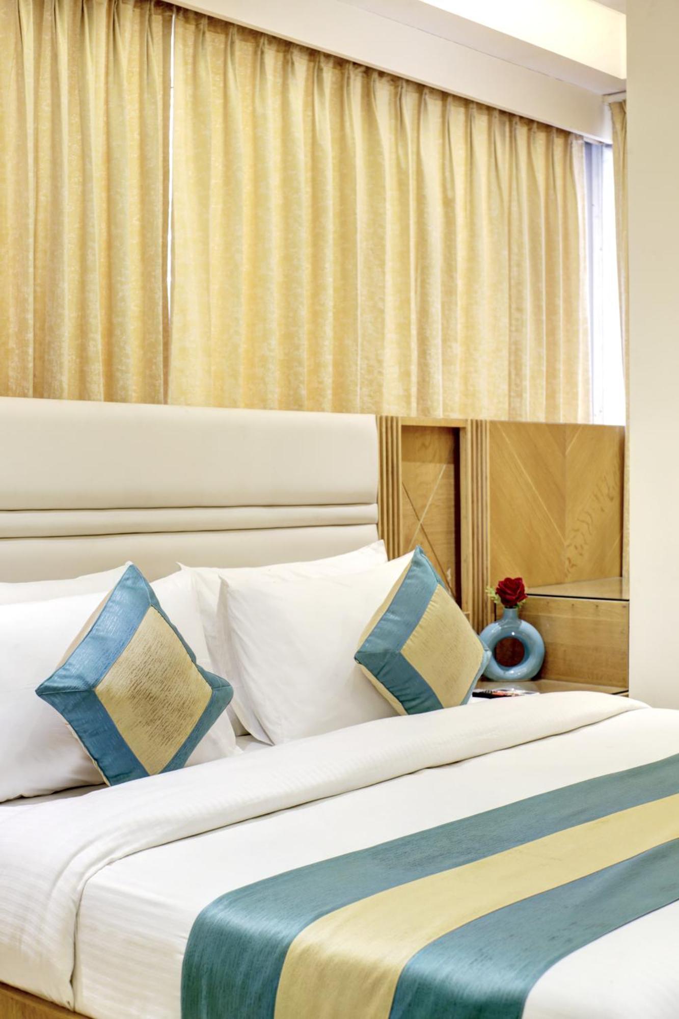 Hotel Krishna Plaza 'New Delhi' - By M S Hospitality ภายนอก รูปภาพ