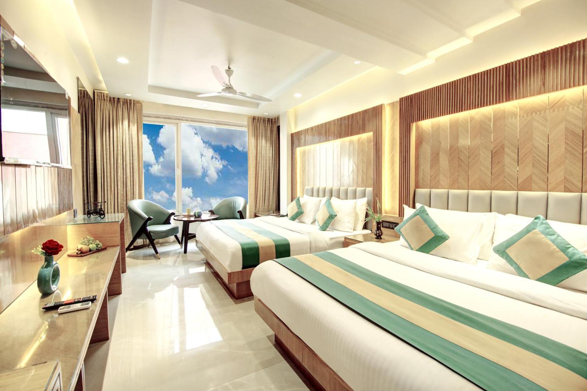 Hotel Krishna Plaza 'New Delhi' - By M S Hospitality ภายนอก รูปภาพ