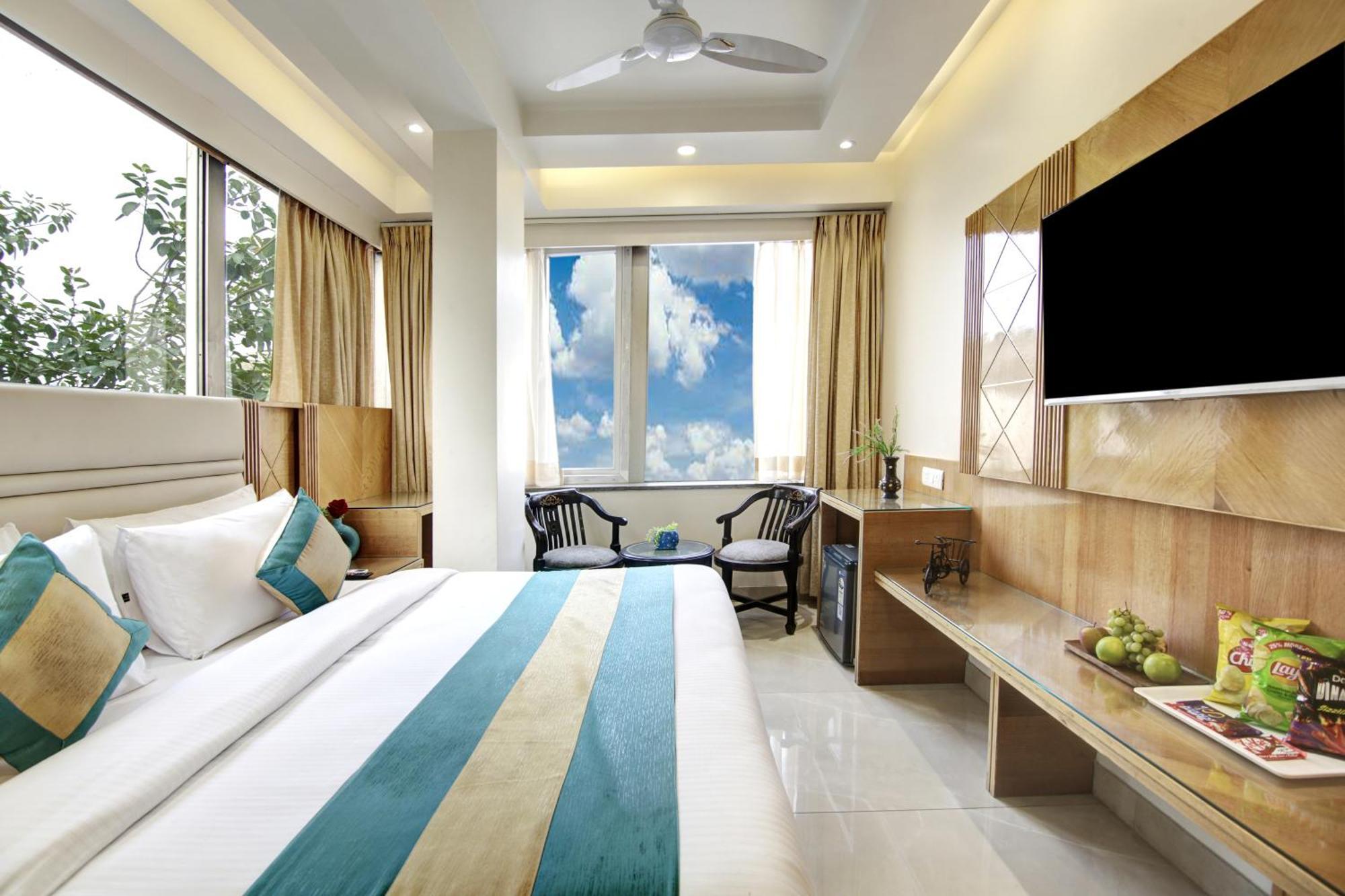 Hotel Krishna Plaza 'New Delhi' - By M S Hospitality ภายนอก รูปภาพ