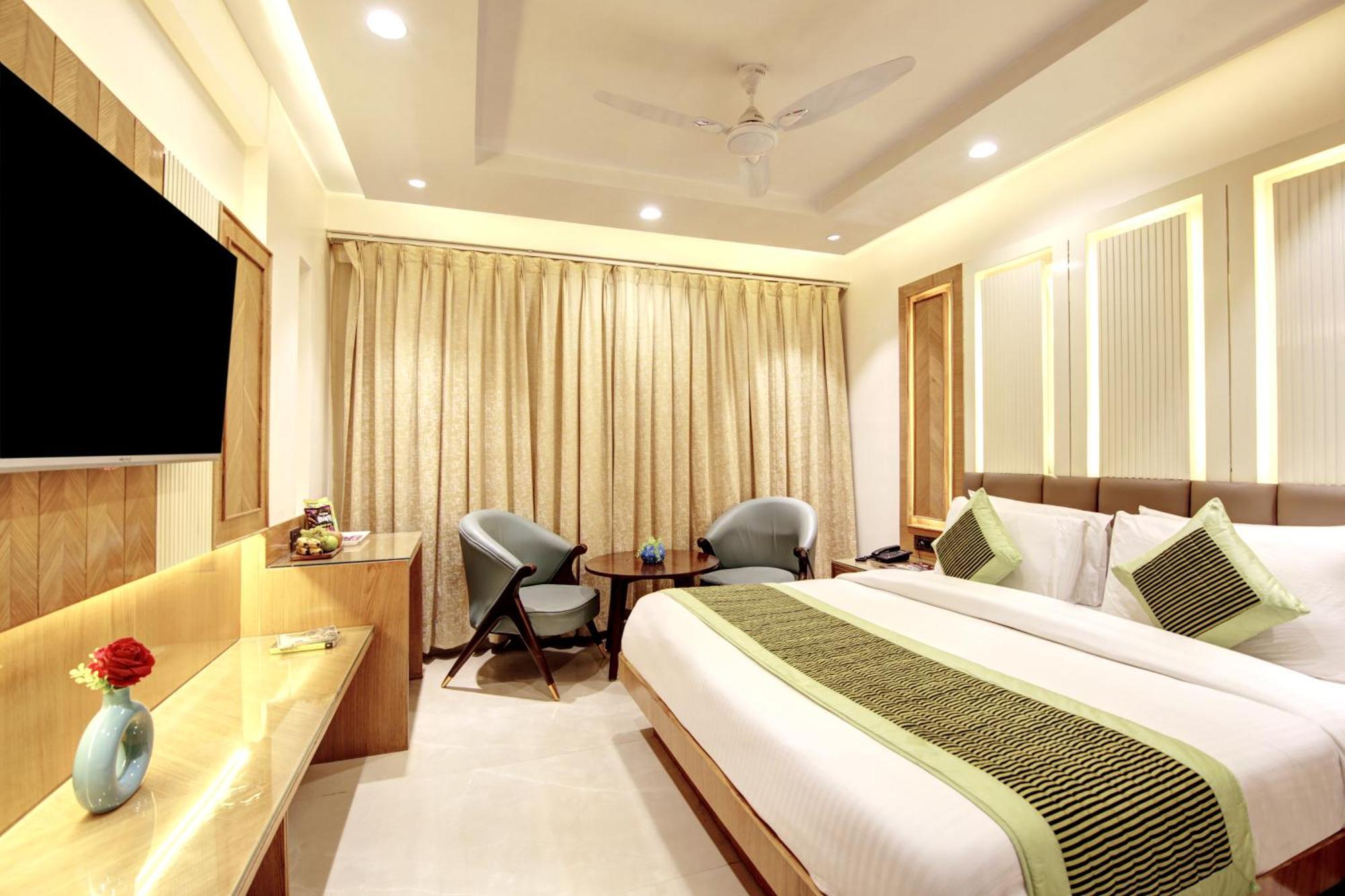 Hotel Krishna Plaza 'New Delhi' - By M S Hospitality ภายนอก รูปภาพ