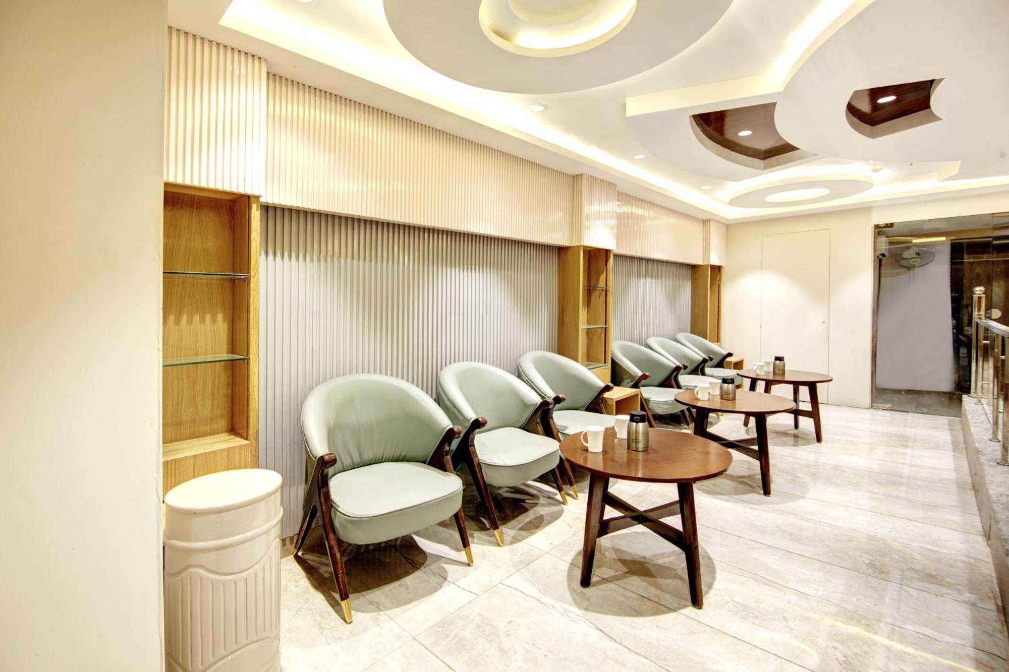 Hotel Krishna Plaza 'New Delhi' - By M S Hospitality ภายนอก รูปภาพ