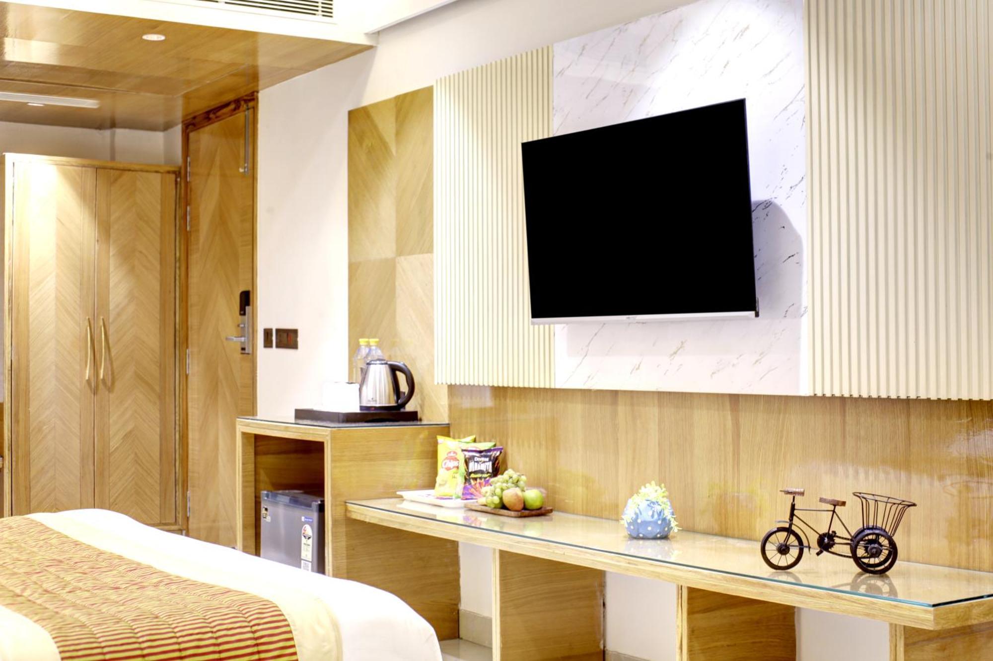 Hotel Krishna Plaza 'New Delhi' - By M S Hospitality ภายนอก รูปภาพ