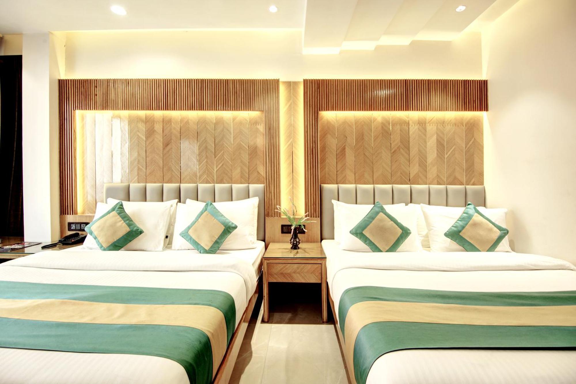 Hotel Krishna Plaza 'New Delhi' - By M S Hospitality ภายนอก รูปภาพ