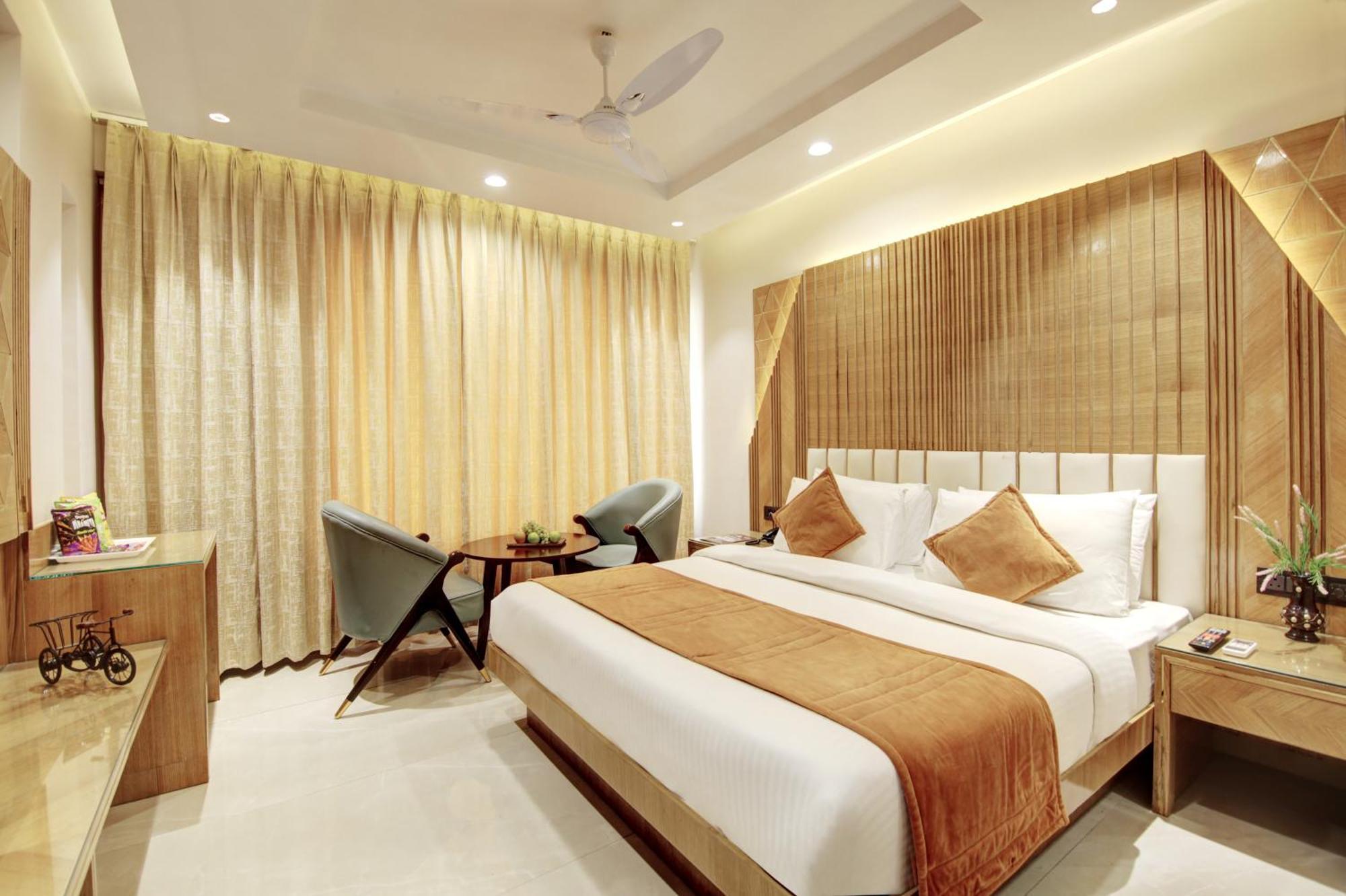 Hotel Krishna Plaza 'New Delhi' - By M S Hospitality ภายนอก รูปภาพ