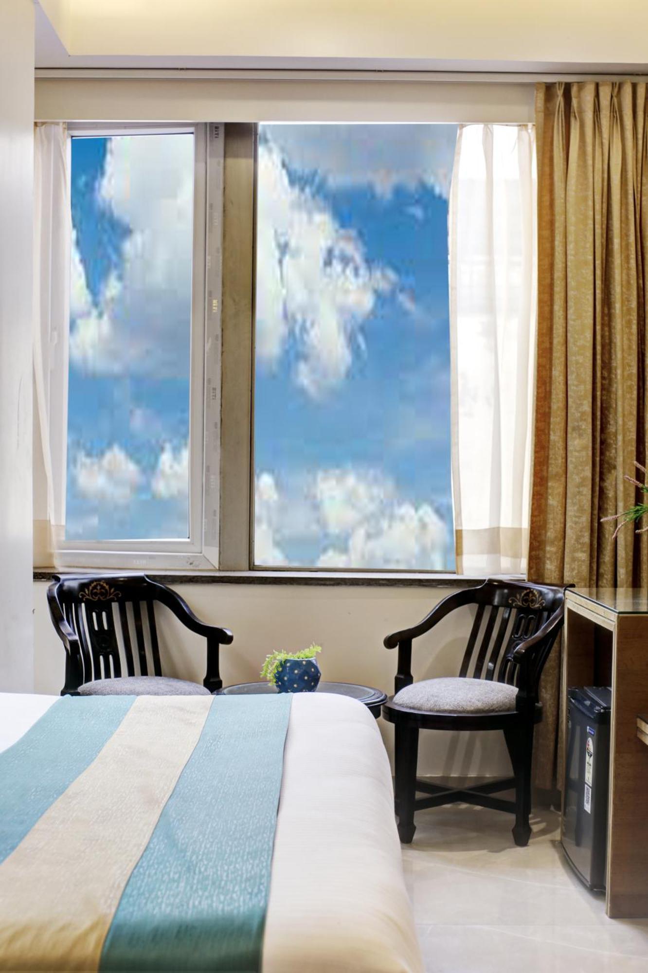 Hotel Krishna Plaza 'New Delhi' - By M S Hospitality ภายนอก รูปภาพ