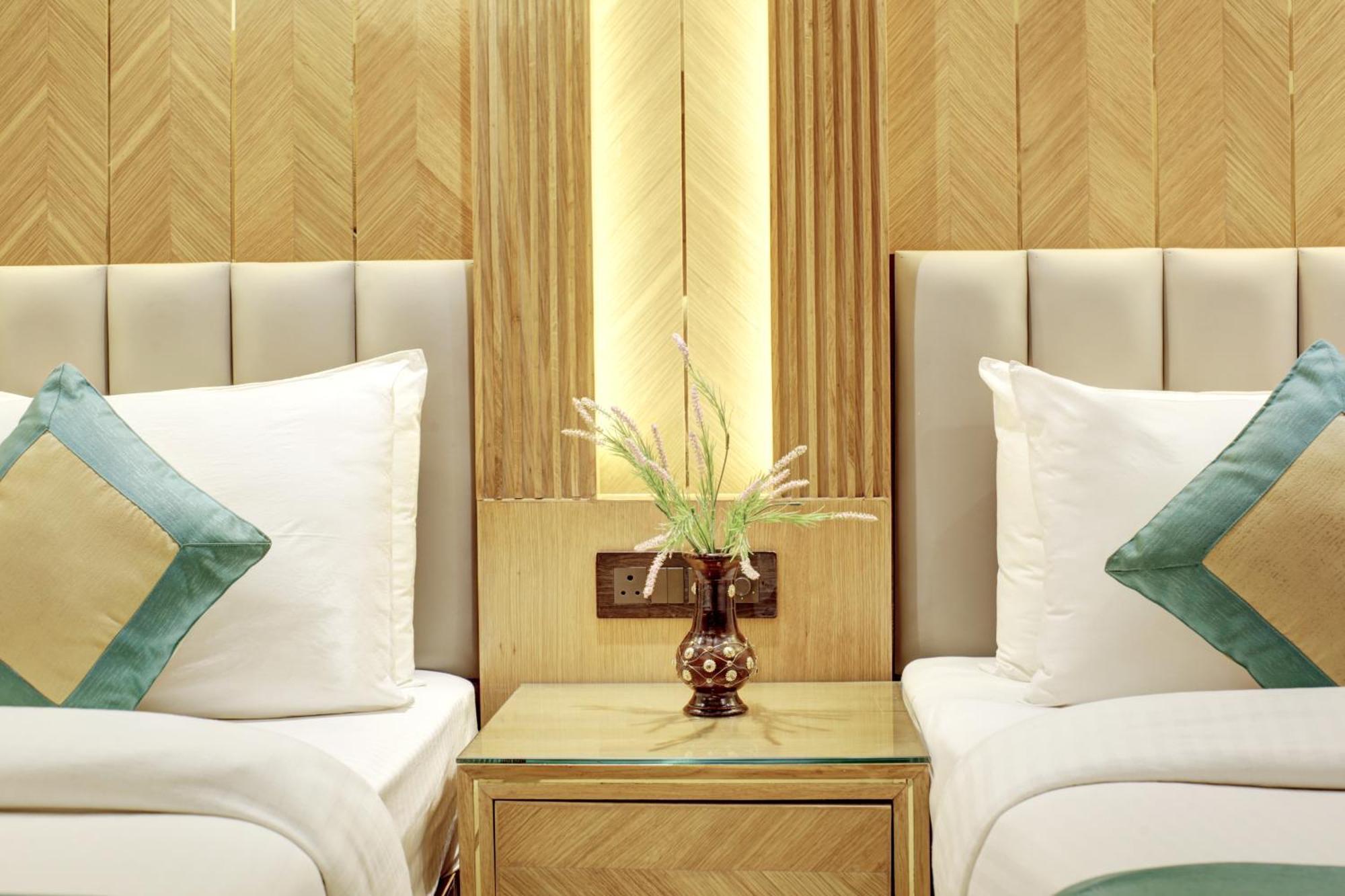 Hotel Krishna Plaza 'New Delhi' - By M S Hospitality ภายนอก รูปภาพ