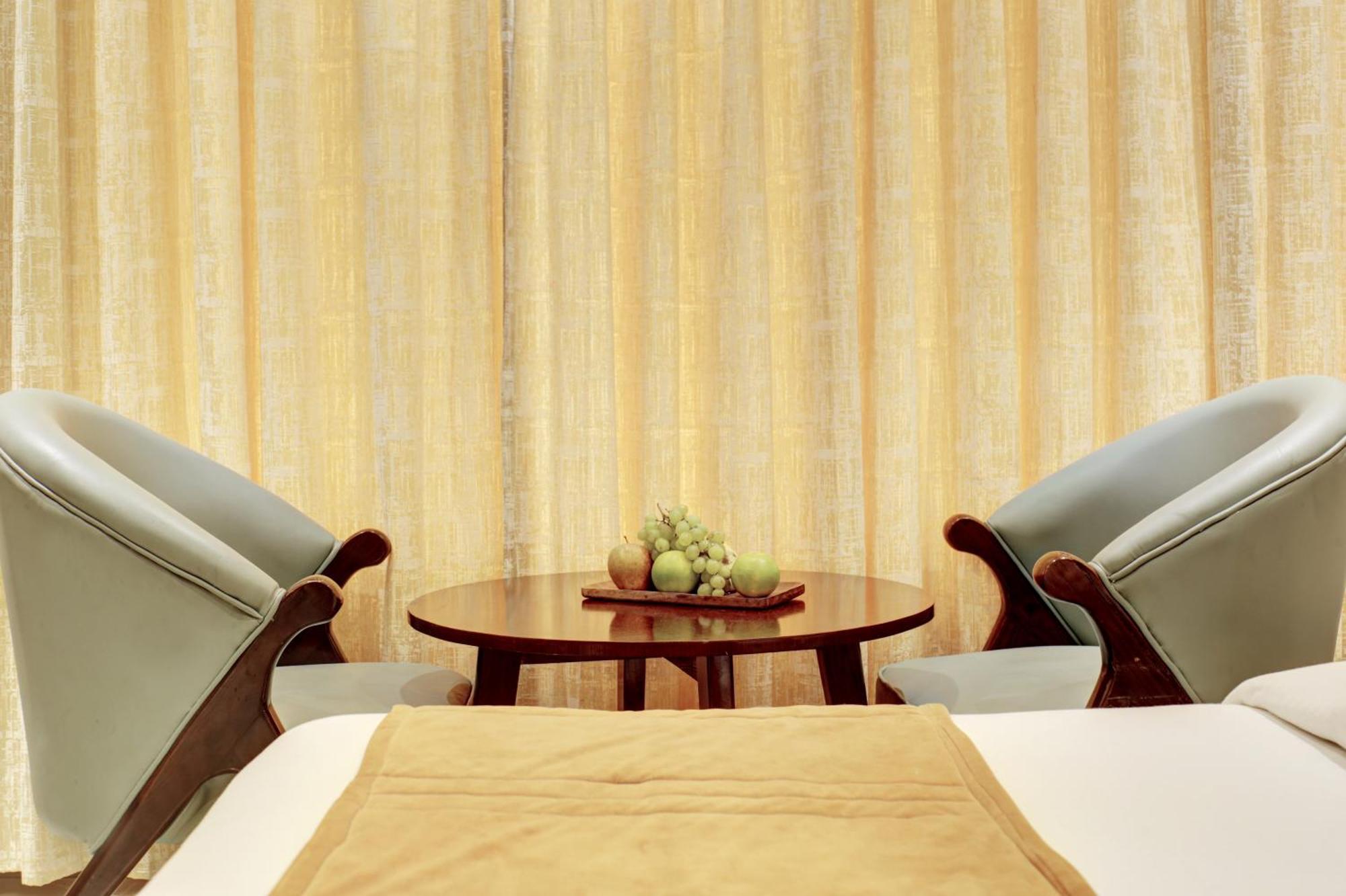Hotel Krishna Plaza 'New Delhi' - By M S Hospitality ภายนอก รูปภาพ