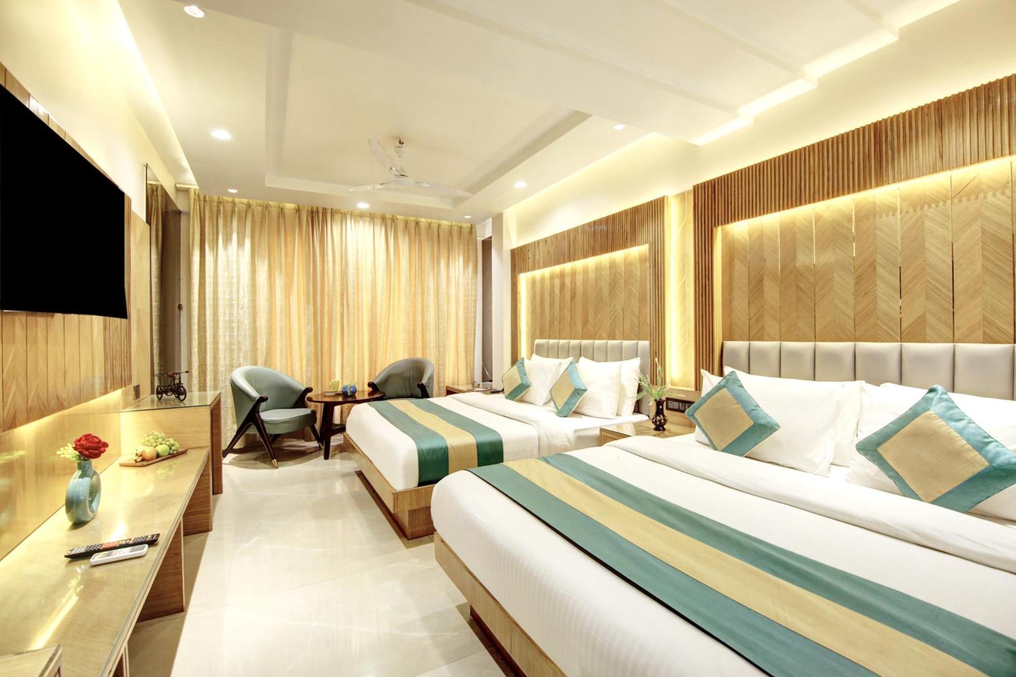 Hotel Krishna Plaza 'New Delhi' - By M S Hospitality ภายนอก รูปภาพ
