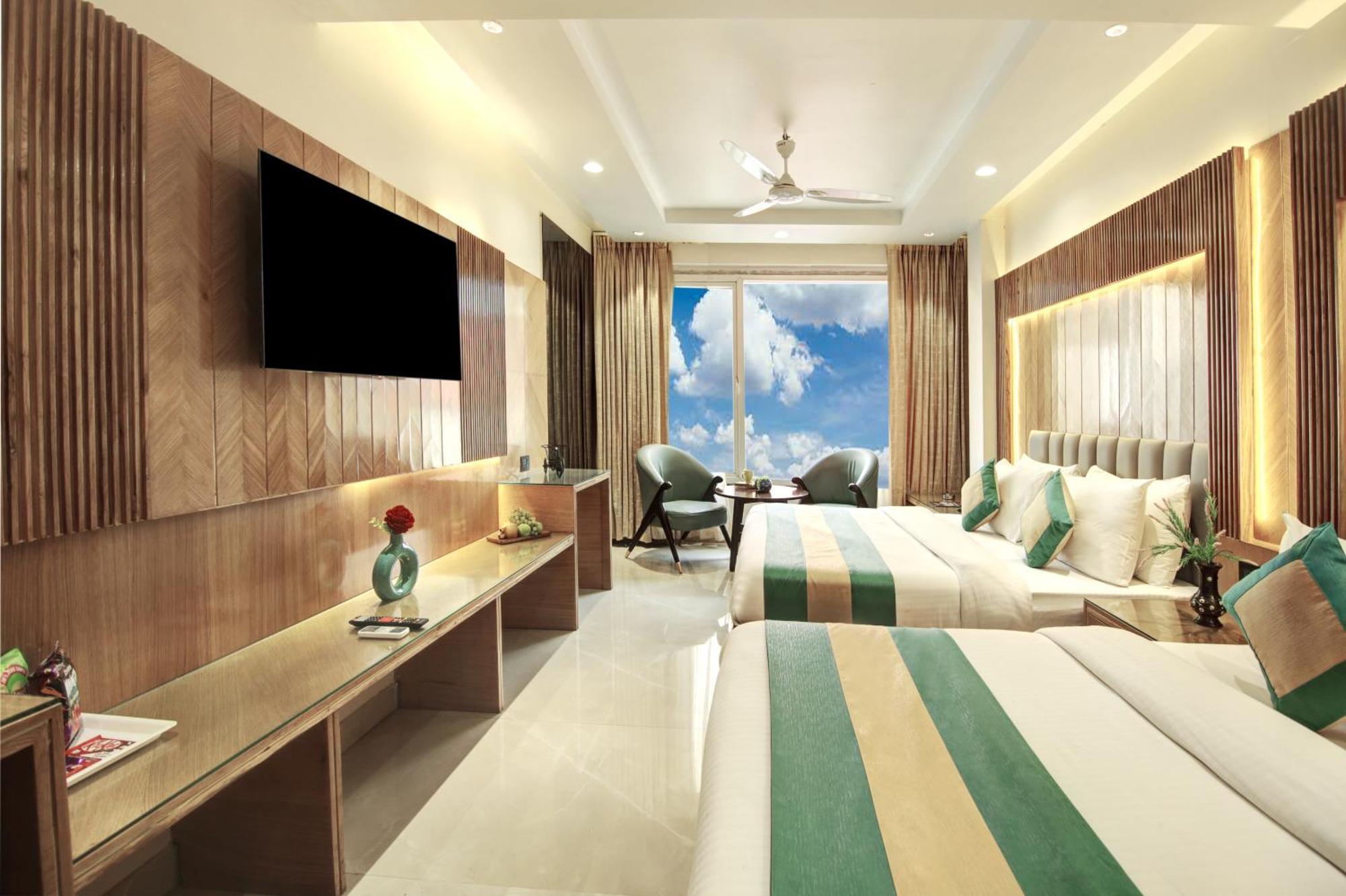 Hotel Krishna Plaza 'New Delhi' - By M S Hospitality ภายนอก รูปภาพ