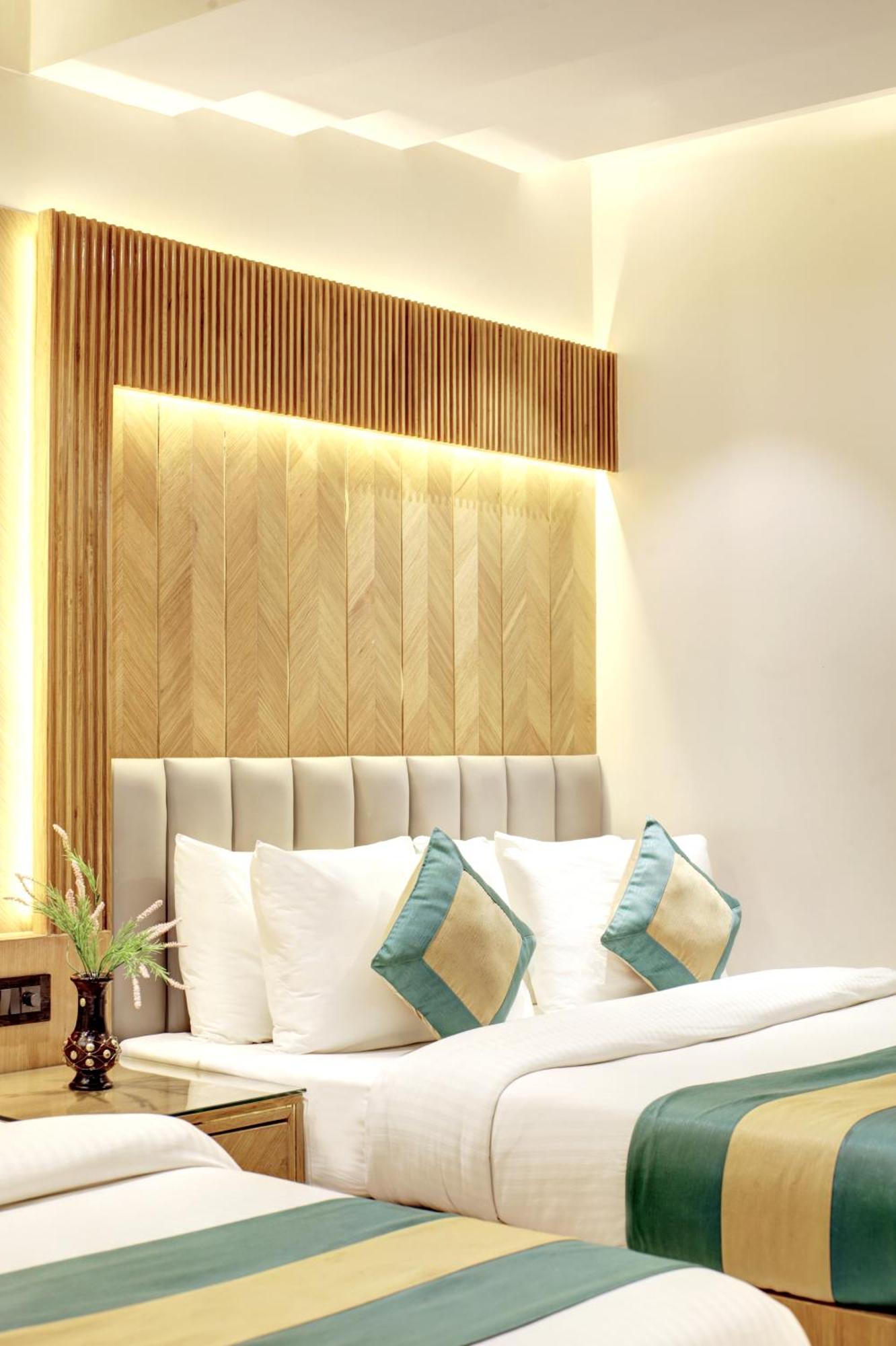 Hotel Krishna Plaza 'New Delhi' - By M S Hospitality ภายนอก รูปภาพ