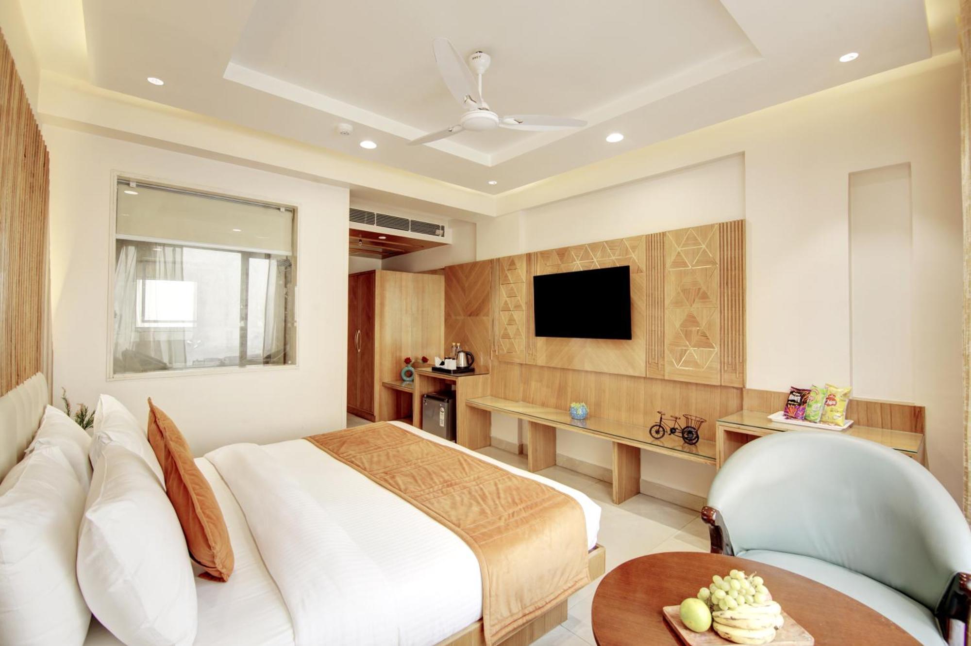 Hotel Krishna Plaza 'New Delhi' - By M S Hospitality ภายนอก รูปภาพ
