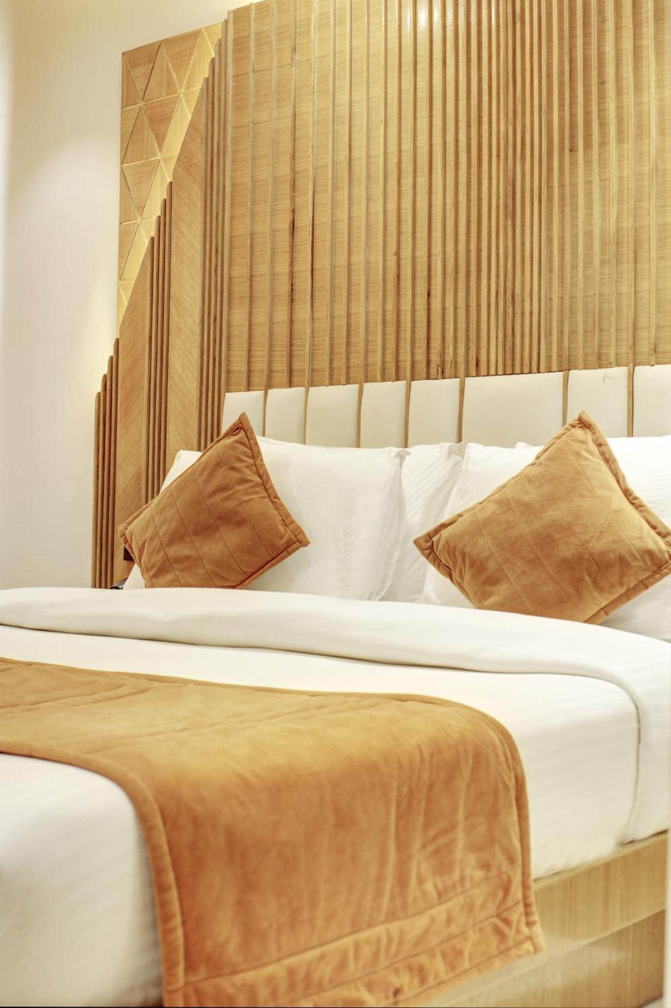 Hotel Krishna Plaza 'New Delhi' - By M S Hospitality ภายนอก รูปภาพ