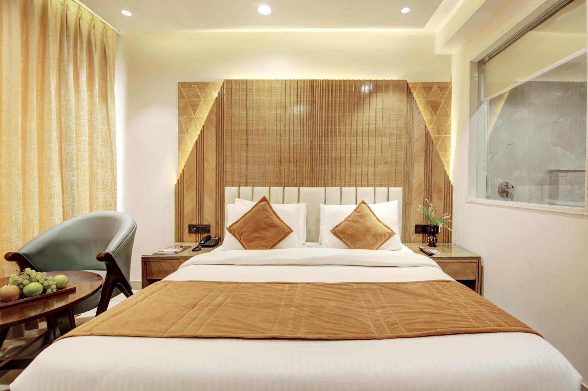 Hotel Krishna Plaza 'New Delhi' - By M S Hospitality ภายนอก รูปภาพ